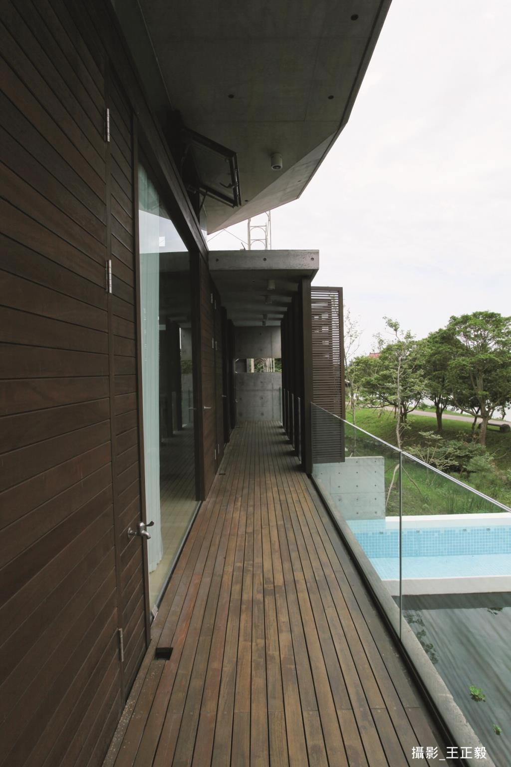 在建築南面做出簷的設計阻擋陽光，在陽光角度較高的夏季，陽光較不會直射入內，可降低烈日造成室內的炎熱感；冬季則能感受日光帶來的溫暖。