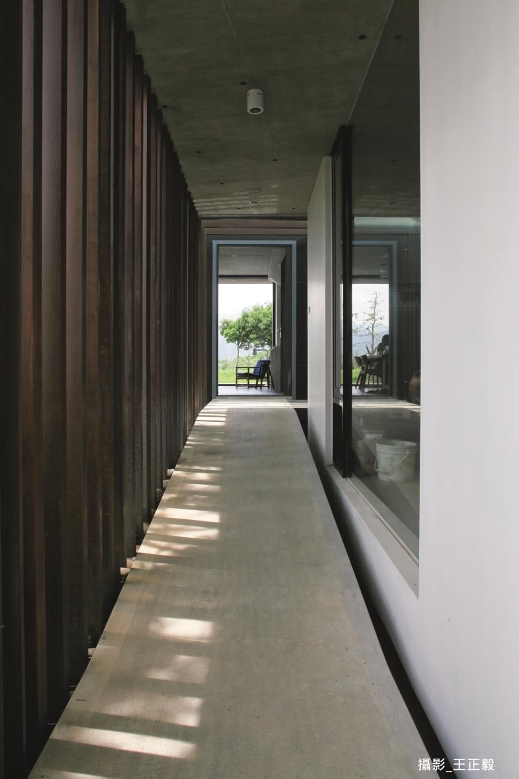 廊道用非洲臘木做木欄柵設計，讓枝葉和欄柵形成優美光影，也為工作室進行遮蔽，過濾外界的窺探。