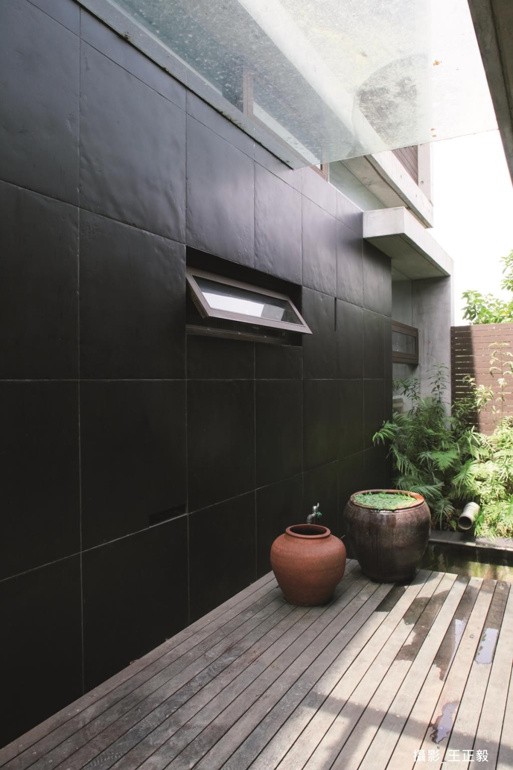 考量宜蘭風向，北面是颱風、東北季風的主要受風面，故縮小北面開窗範圍，採取氣密性佳的推窗和固定式小窗設計