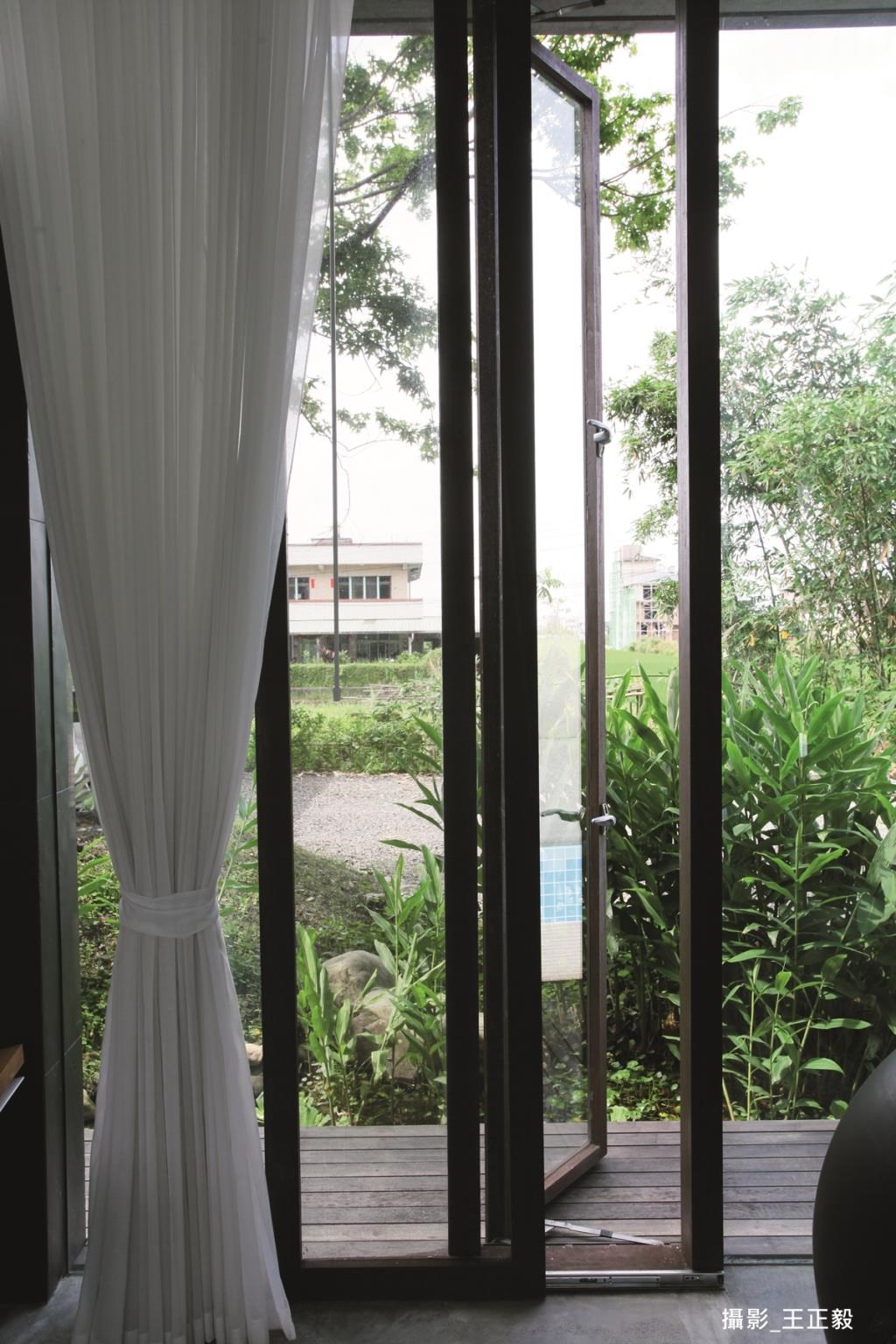 每一空間都能獨立通風，窗框骨料採非洲臘木，比冰冷鋁窗多了一絲溫潤質感，同時較一般木材穩定性高。