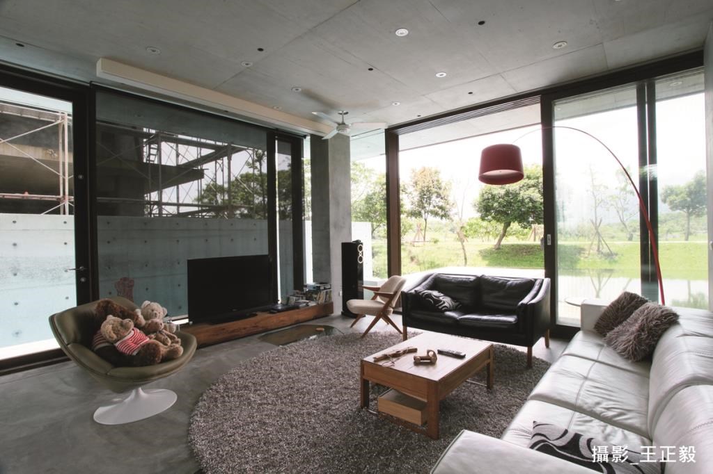 在這個自地自建、基地總面積 230 坪的建築設計中，不見純粹裝飾性的東西，每一個物件都有其存在的目的。