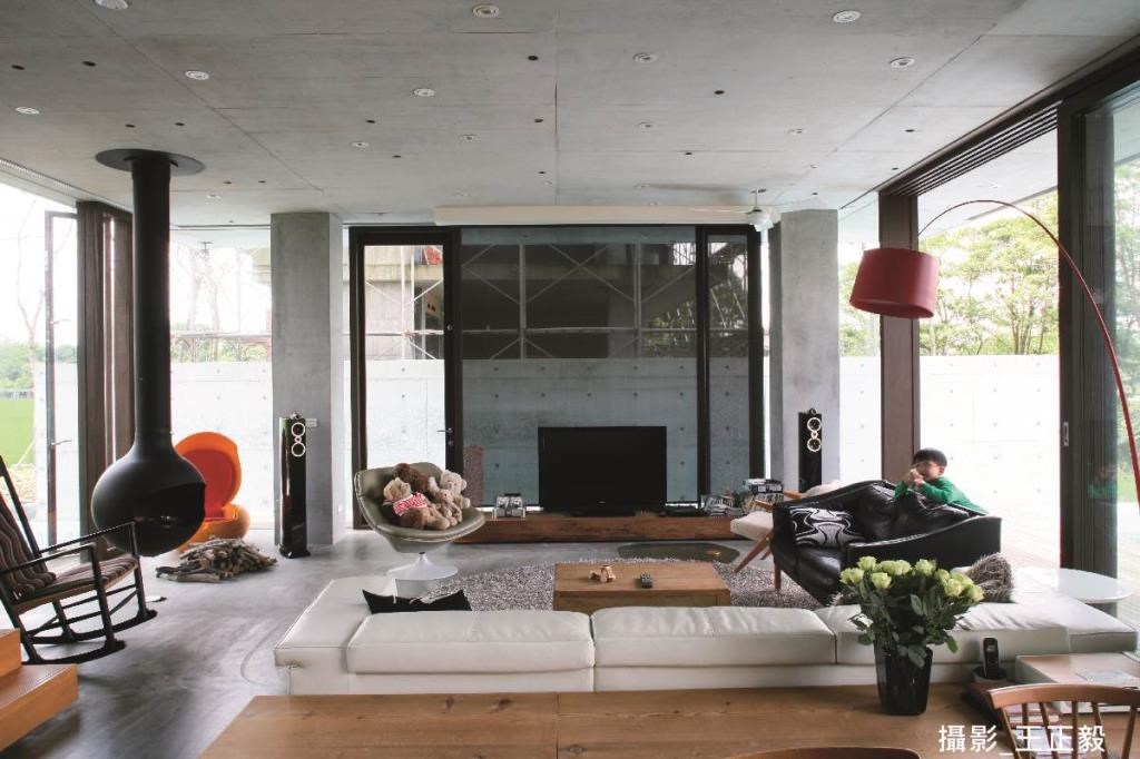 室內空間採低調的空間背景，利用傢具混搭出當代品味，天花圓形嵌燈呼應建材原有圓孔，創造視覺的律動感受。