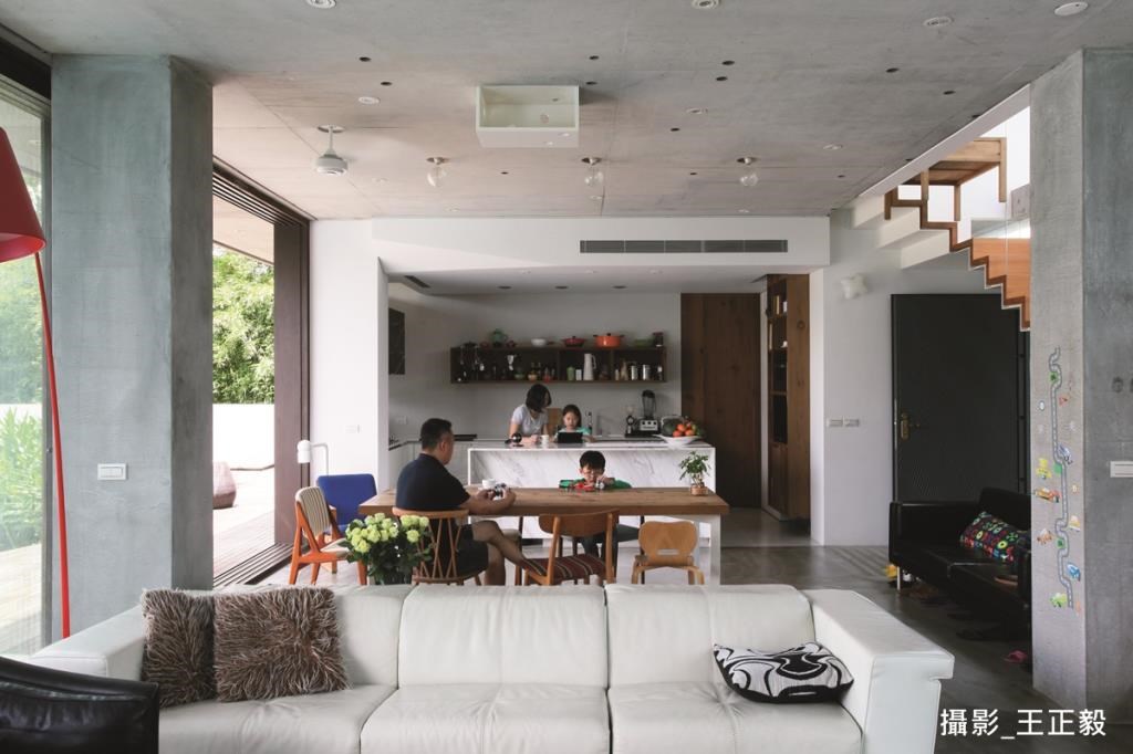 整體格局採取開放式設計，客餐廳和廚房保持良好的互動關係，一家 4 口在空間每個角落都能感受到舒適體驗。
