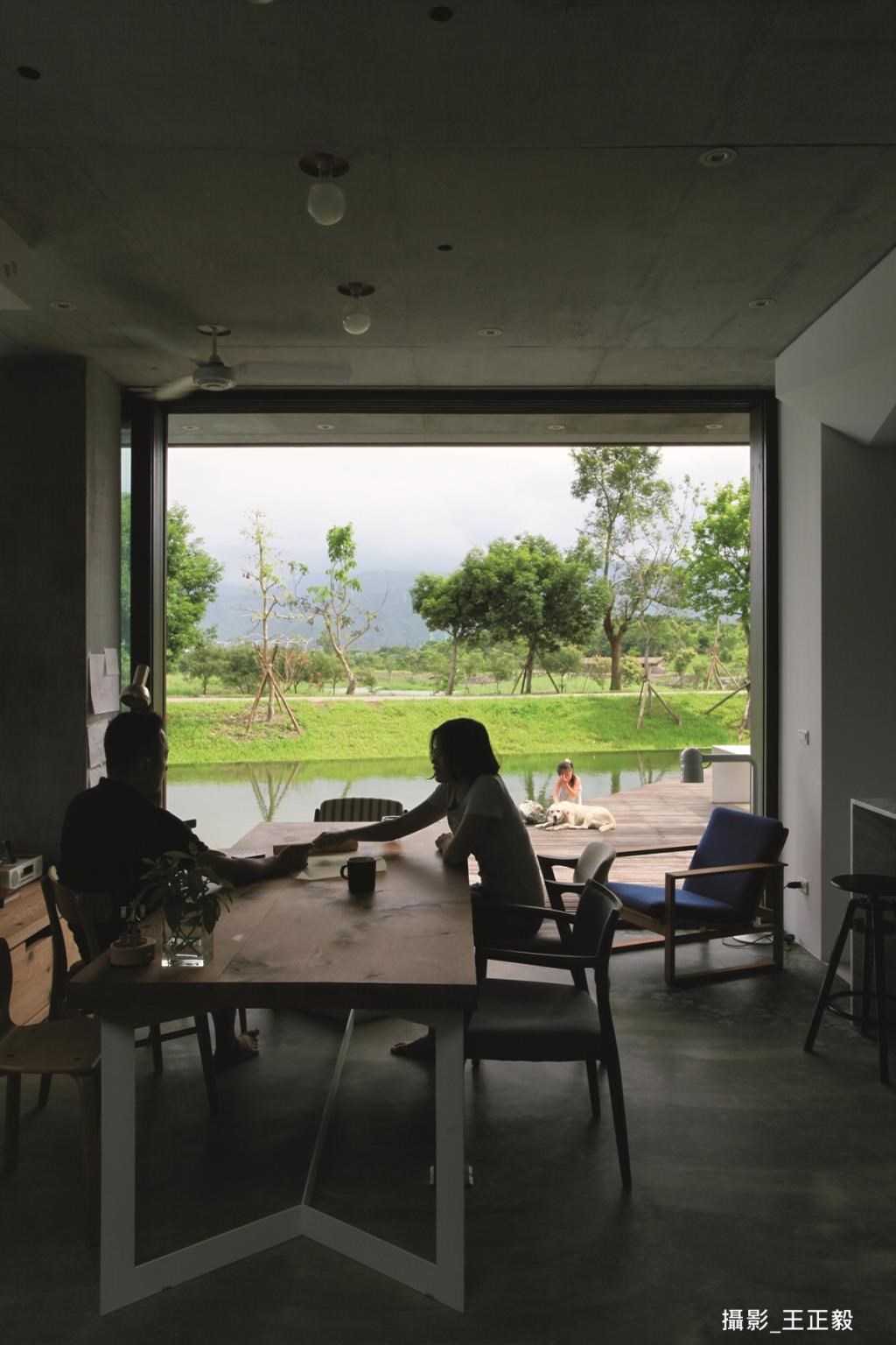 餐廳是林晉德和妻子最喜愛的地方。平常，林晉德會於實木餐桌上構思建築設計案，而妻子 Stella 則喜歡看書、喝咖啡或欣賞景觀。