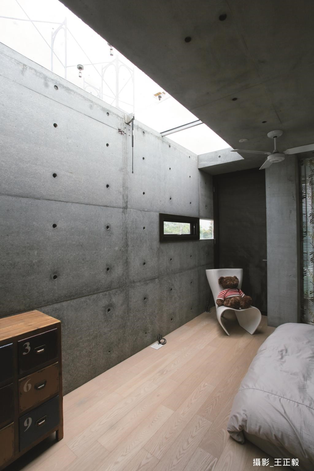 小孩房位於 2 樓，兩個小孩同睡一間房。