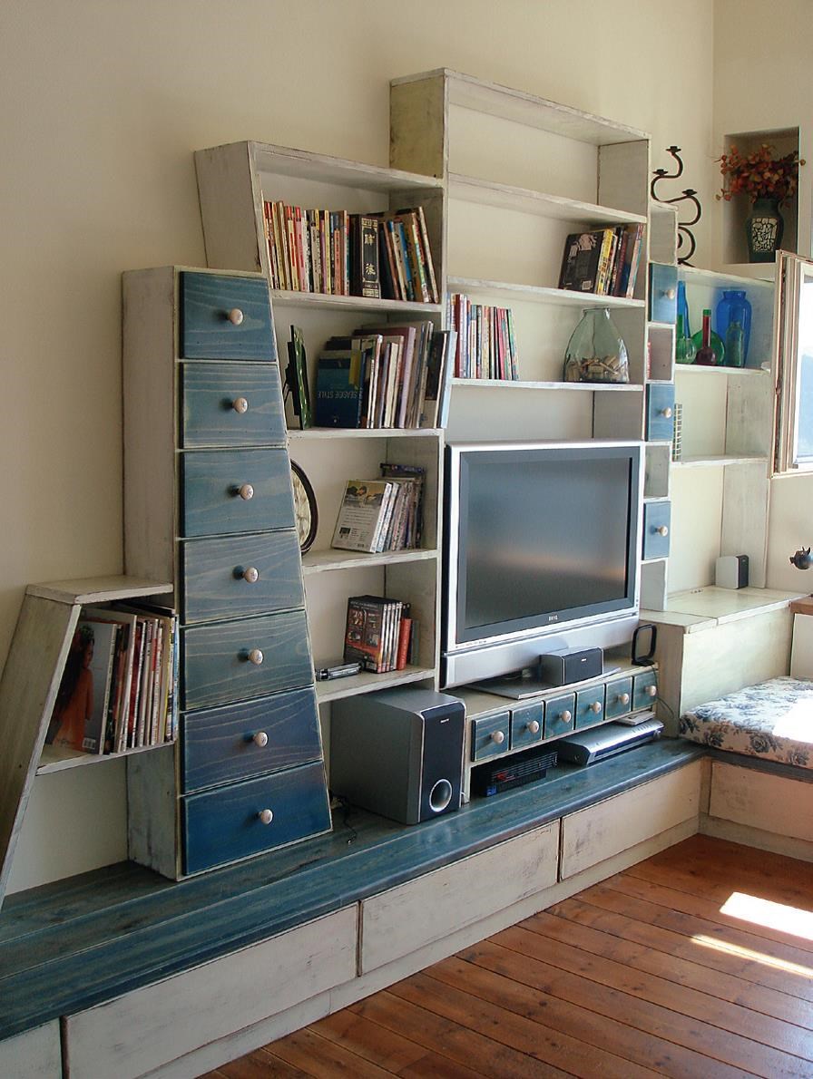 訂製手感木家具,可以透過造型設計及染色的手法,與不同的空間風格配合。 訂製手感木家具,可以透過造型設計及染色的手法,與不同的空間風格配合。