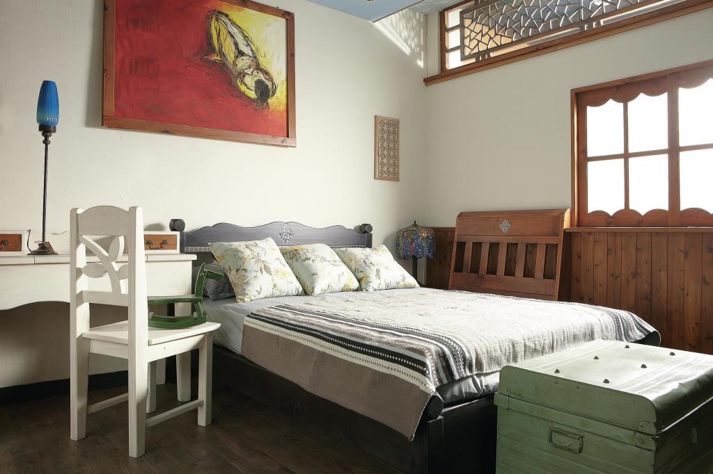 手工實木家具,因為製作之前實木已經過高溫處理,不容易有蛀蟲,且上了保護漆或護木油,平常只需要用濕布擦拭即可,無須刻意保養。 手工實木家具,因為製作之前實木已經過高溫處理,不容易有蛀蟲,且上了保護漆或護木油,平常只需要用濕布擦拭即可,無須刻意保養。