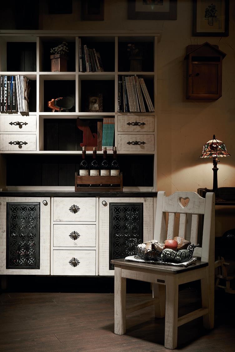 手工訂製木家具嵌入窗花,不僅裝飾性十足,還具通風的效果。 手工訂製木家具嵌入窗花,不僅裝飾性十足,還具通風的效果。