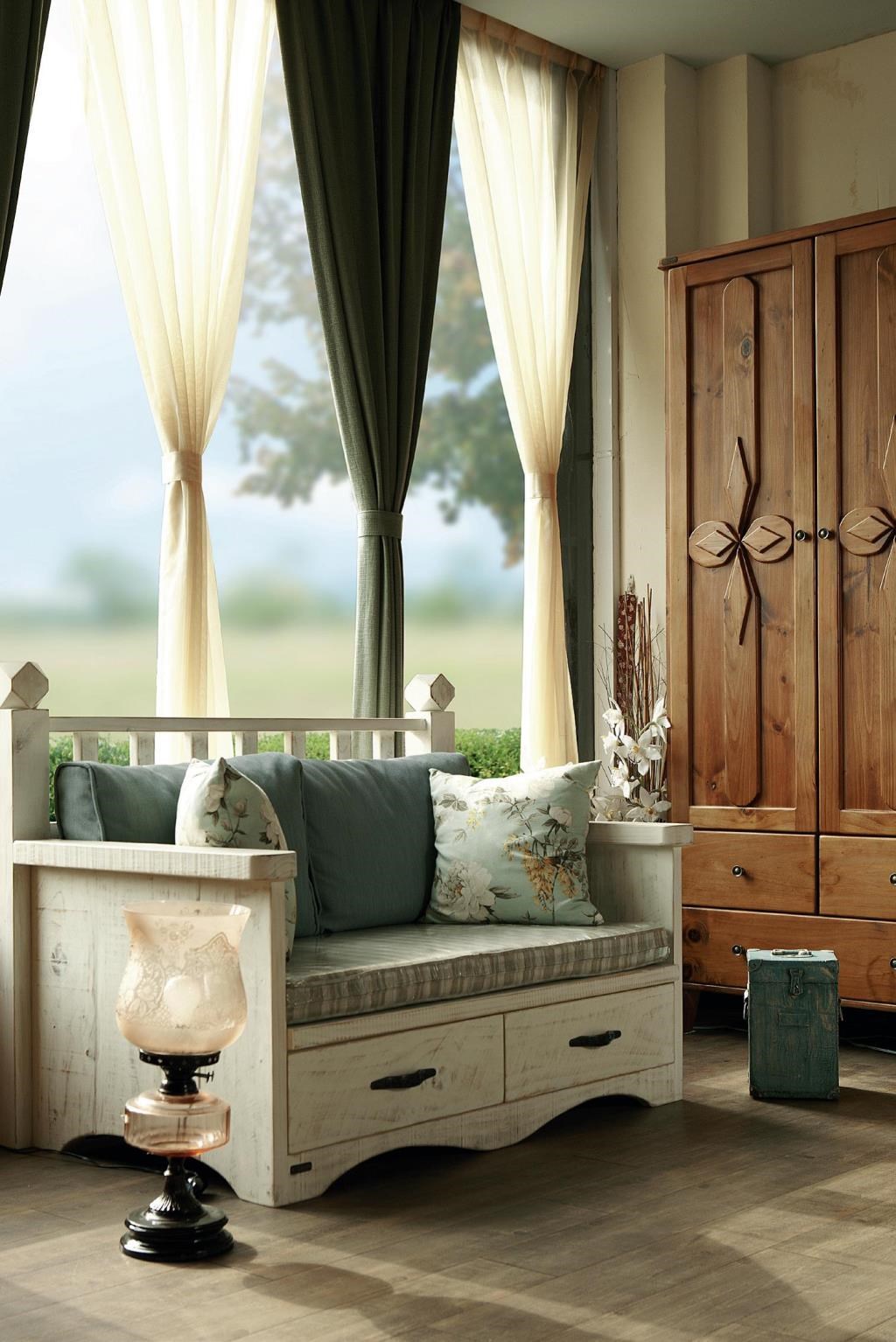 搭配不同的五金把手及色彩繽紛的布座墊,就能讓木家具呈現不同的表情。 搭配不同的五金把手及色彩繽紛的布座墊,就能讓木家具呈現不同的表情。