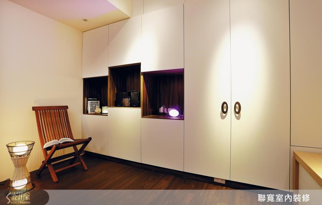 大量使用低甲醛的系統櫃，木紋紋路細緻對稱，還有木皮抓痕效果，設計的很有質感。