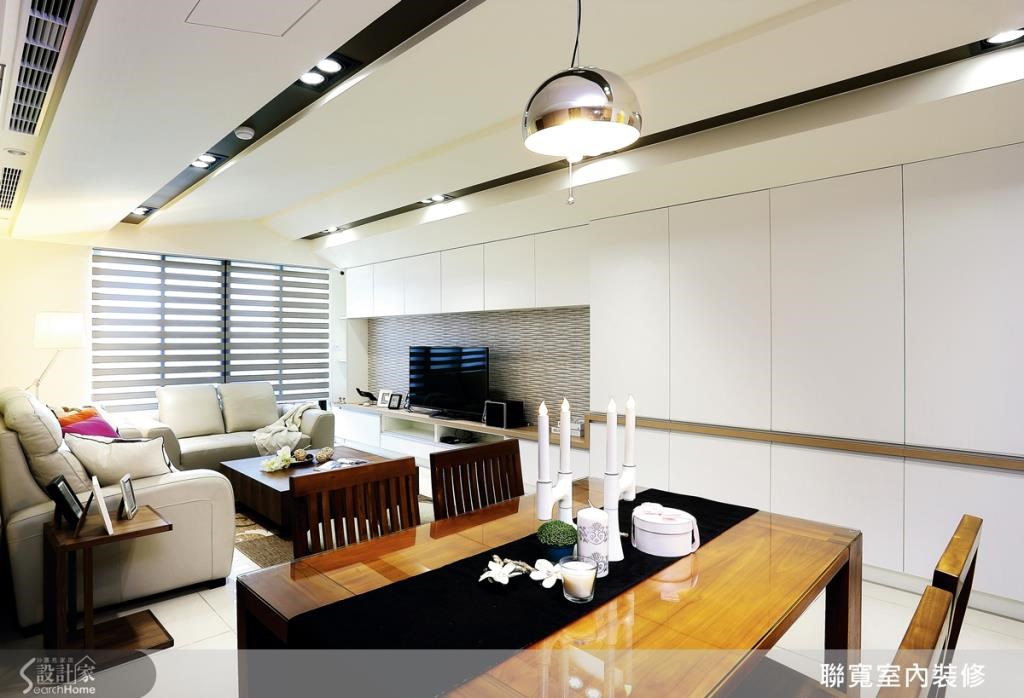 採光良好的客廳，藉著拉帘調整進屋光線，電視牆包含大量收納，特殊花紋的壁紙成了空間跳脫的主角。