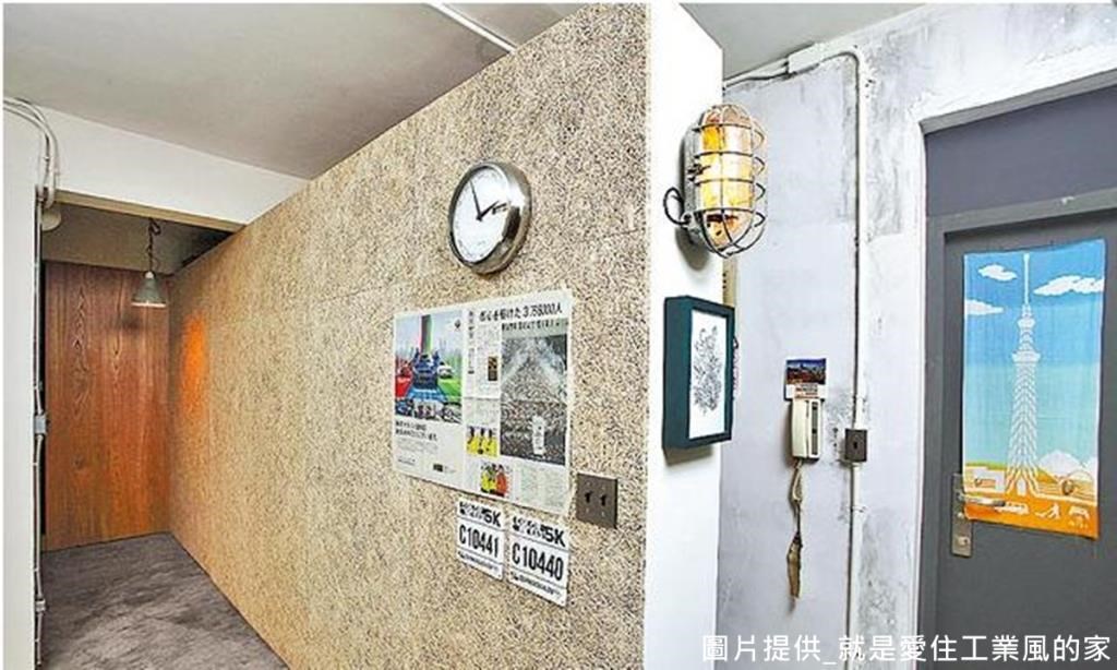誰說牆只能掛畫，簡單的素材，一張報紙、二個鐵片，發揮創意和品味就是工業風的精神。