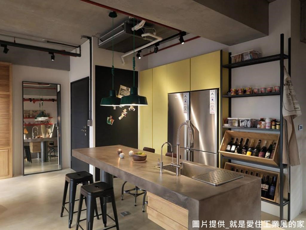 只要選擇配上一盞粗獷有特色的工業燈,掿配簡單的桌椅,即能創造工業風。 只要選擇配上一盞粗獷有特色的工業燈,掿配簡單的桌椅,即能創造工業風。