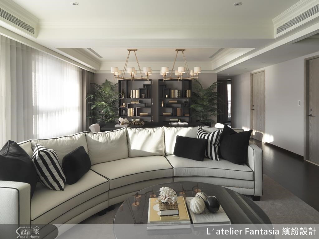 圓弧形的沙發、圓形的桌几,配合的是方形的書桌與各式方塊組合的收納架 圓弧形的沙發、圓形的桌几,配合的是方形的書桌與各式方塊組合的收納架