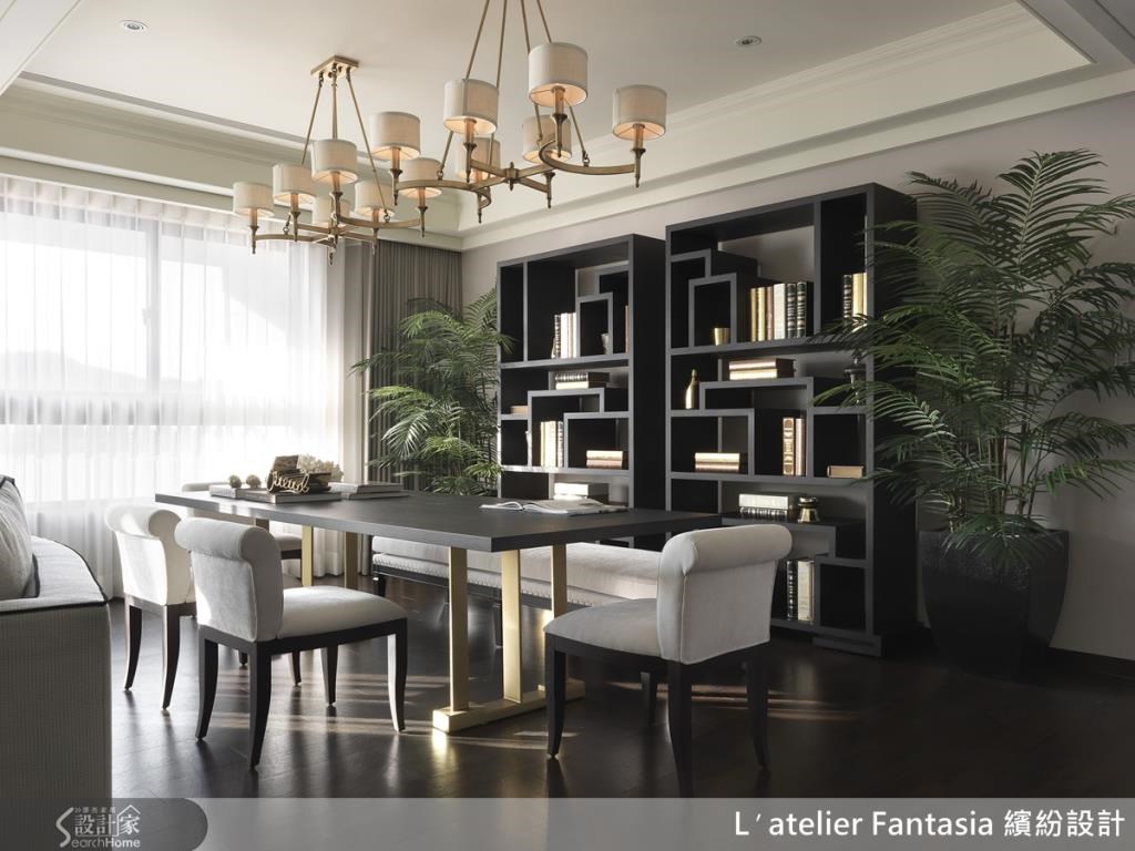 金色的燈具、金色的桌腳,自有架上古書的金色書邊呼應 金色的燈具、金色的桌腳,自有架上古書的金色書邊呼應