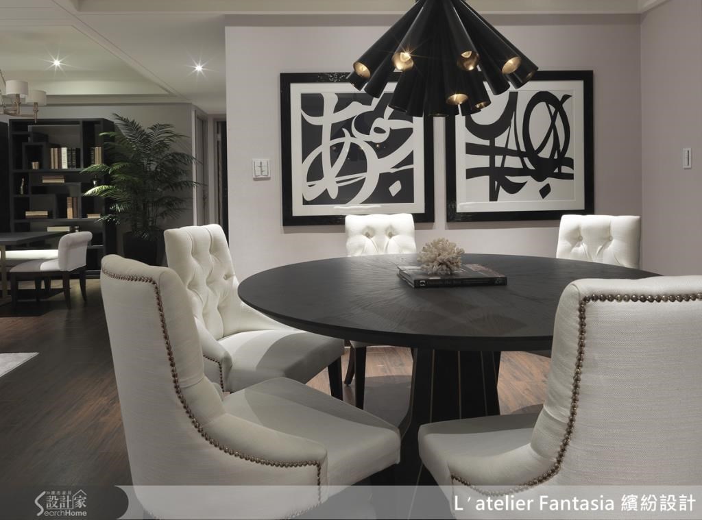 精品家具、藝術作品搭配出嶄新的古典風情,為空間注入不凡的品味。 精品家具、藝術作品搭配出嶄新的古典風情,為空間注入不凡的品味。