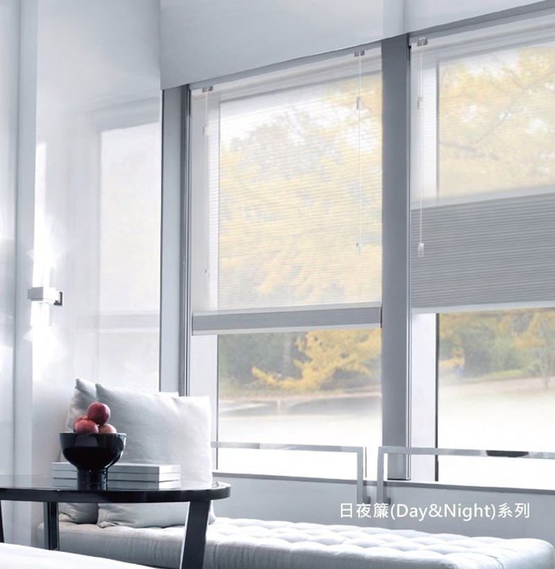 NORMAN日夜簾由透光型與全遮光型的蜂巢簾組合而成,分為無拉繩與有拉繩型式,能有效控制室內光線明暗程度。 NORMAN日夜簾由透光型與全遮光型的蜂巢簾組合而成,分為無拉繩與有拉繩型式,能有效控制室內光線明暗程度。