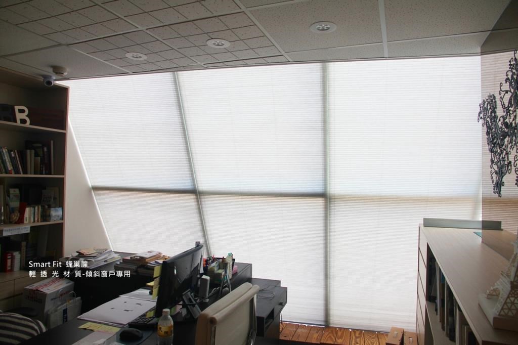 NORMAN Smart Fit 系列，適合安裝在0-90度的窗戶上，比起一般的蜂巢簾，更能貼近窗戶，減少漏光情形發生。Smart Fit 系列同時提供無拉繩設計，更能保護小朋友與寵物安全，避免發生窗簾繩意外。