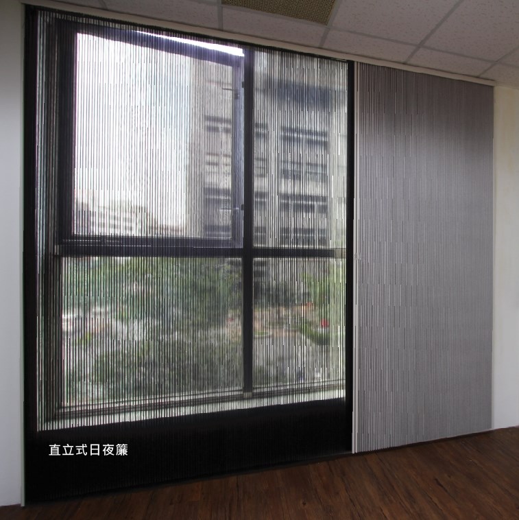直立簾共有5種開合方式,布料(包含日夜簾)可選擇透光與不透光兩種。藉由布料功能性,可以自由控制室內採光程度;大型直立簾為大型落地窗與隔間提供絕佳的選擇方案。 直立簾共有5種開合方式,布料(包含日夜簾)可選擇透光與不透光兩種。藉由布料功能性,可以自由控制室內採光程度;大型直立簾為大型落地窗與隔間提供絕佳的選擇方案。