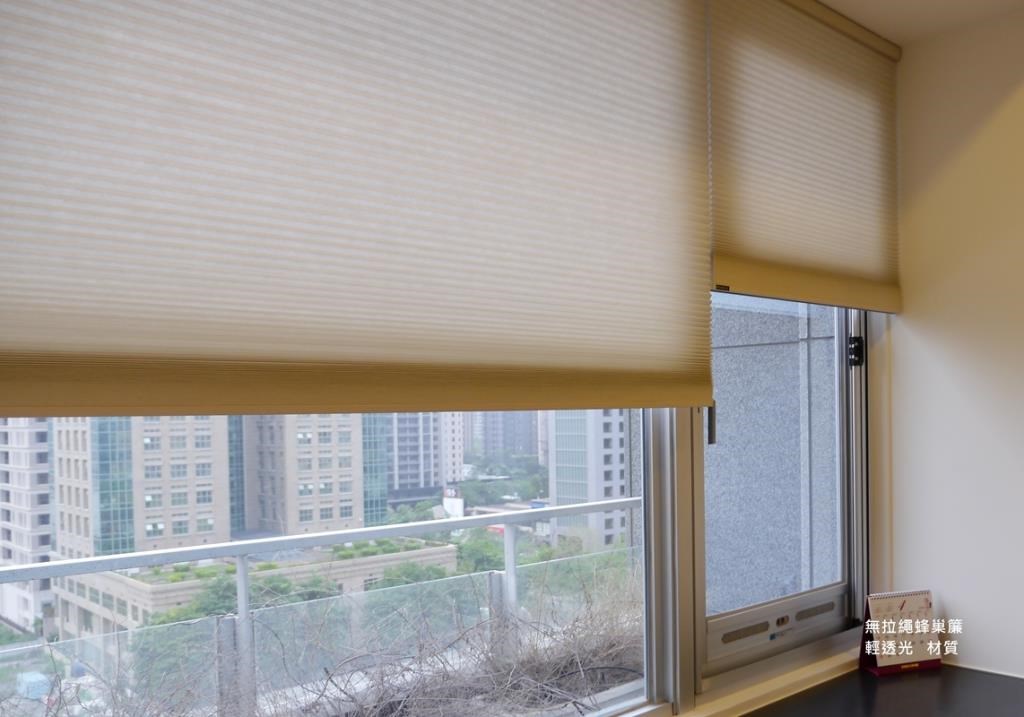 有拉繩(Corded)蜂巢簾，傳統的系統配備有優質的零配件，操作相當簡單方便。無拉繩(Cordless)蜂巢簾，只需要操作蜂巢簾上面的抓板裝置，就能輕鬆控制蜂巢簾的升降，外型典雅安全性高，守護室內小孩與寵物安全。