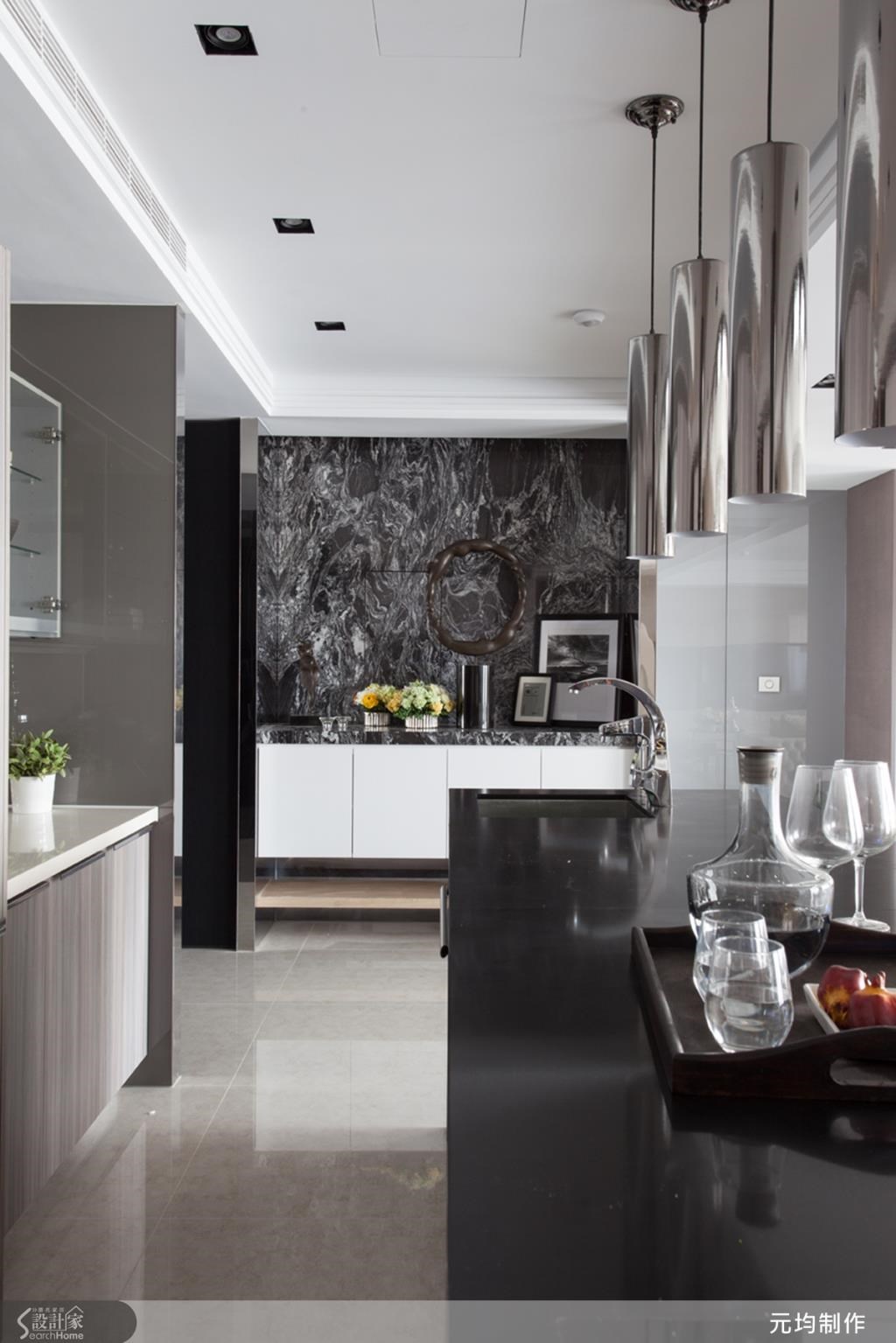 玄關是豪宅設計最重要的部分之一，為緩解狹長格局，設計師將玄關縮短，並善用色彩搭配，以深色作為主調，藉此陪襯廳區的明亮開闊。