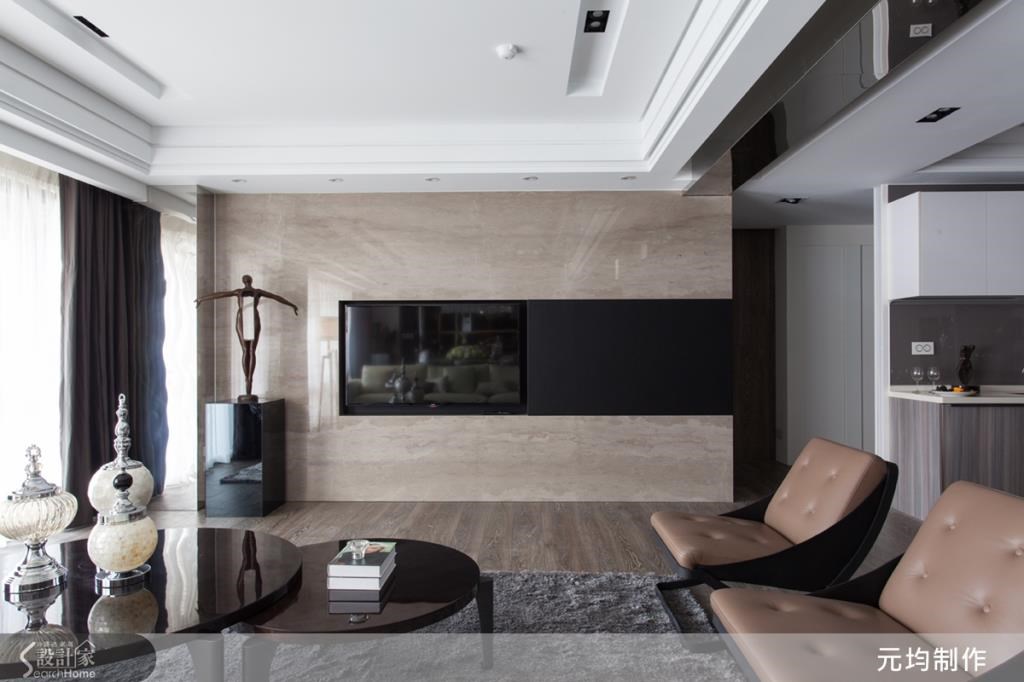 為搭配藝術品，運用電視牆的大地色色階與自然紋路，呼應藝術品溫潤質感，並將藝術品擺放在客廳最接近自然光的地方，營造仰頭迎接希望的意象。