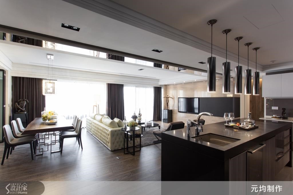 運用不鏽鋼材質搭配黑、灰、木紋等色彩，呈現豪宅的穩重氣息。