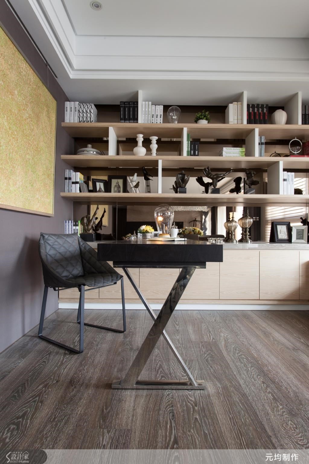 多功能室的櫃體添入茶鏡媒材，不只讓空間放大，更可呈現藝術品的每一處細節，照映出藝術品的肌理線條。