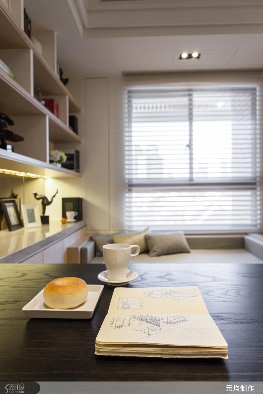 採用臥榻區設計，增加休閒感。