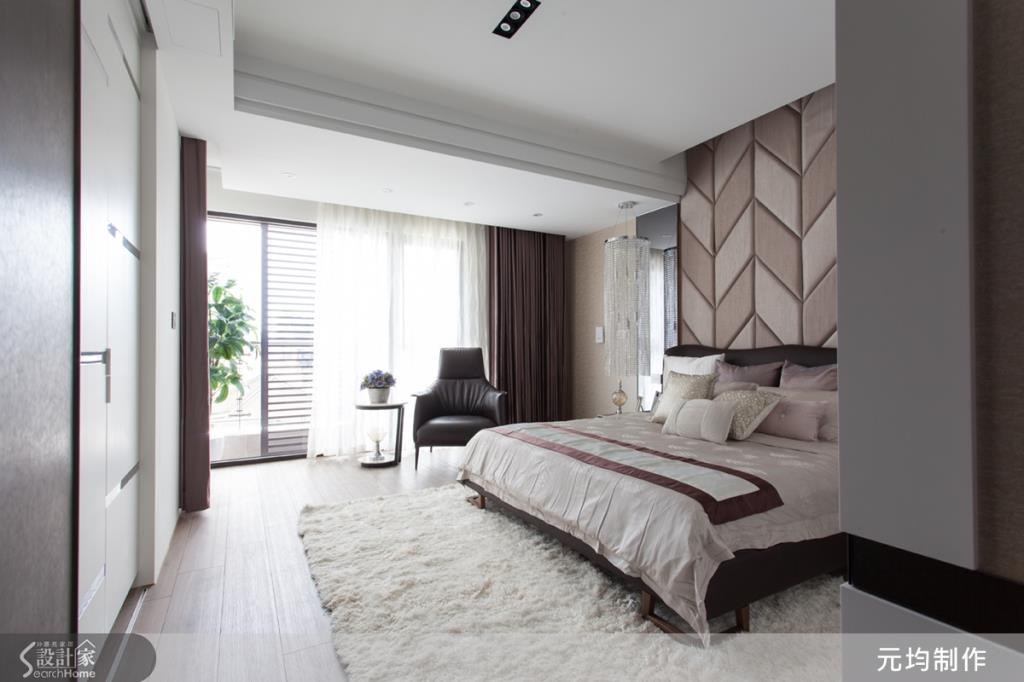 主臥房採光良好，床頭牆透過同色系的繃布處理，營造細膩奢華感，以活動式電視牆增加機能性，在牆面後方配置收納空間。