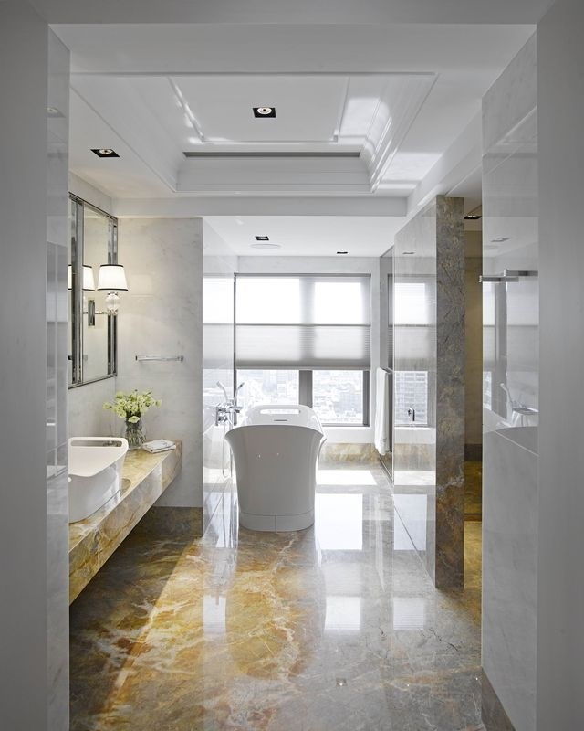 米色地坪溫暖空間/浴室以紋路流暢的薩日拉大理石鋪陳地板與踢腳板,搭配白奧羅拉石材的壁面設計,映照出令人心曠神怡的美式古典風。圖片提供_鼎睿設計 米色地坪溫暖空間/浴室以紋路流暢的薩日拉大理石鋪陳地板與踢腳板,搭配白奧羅拉石材的壁面設計,映照出令人心曠神怡的美式古典風。圖片提供_鼎睿設計