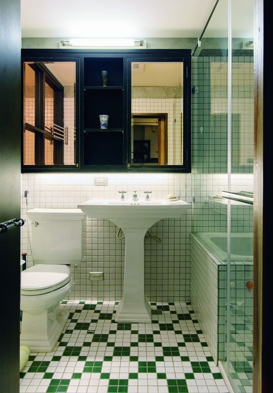 東西復古巧妙融合/綠加白色的磁磚拼花,靈感來自於老時代的綠白相間地板,透過規律且趣味的拼磚方式,再搭配壁面的馬賽克磚與西式古典造型的洗手檯,意外的相當合搭。圖片提供_L’space 東西復古巧妙融合/綠加白色的磁磚拼花,靈感來自於老時代的綠白相間地板,透過規律且趣味的拼磚方式,再搭配壁面的馬賽克磚與西式古典造型的洗手檯,意外的相當合搭。圖片提供_L’space