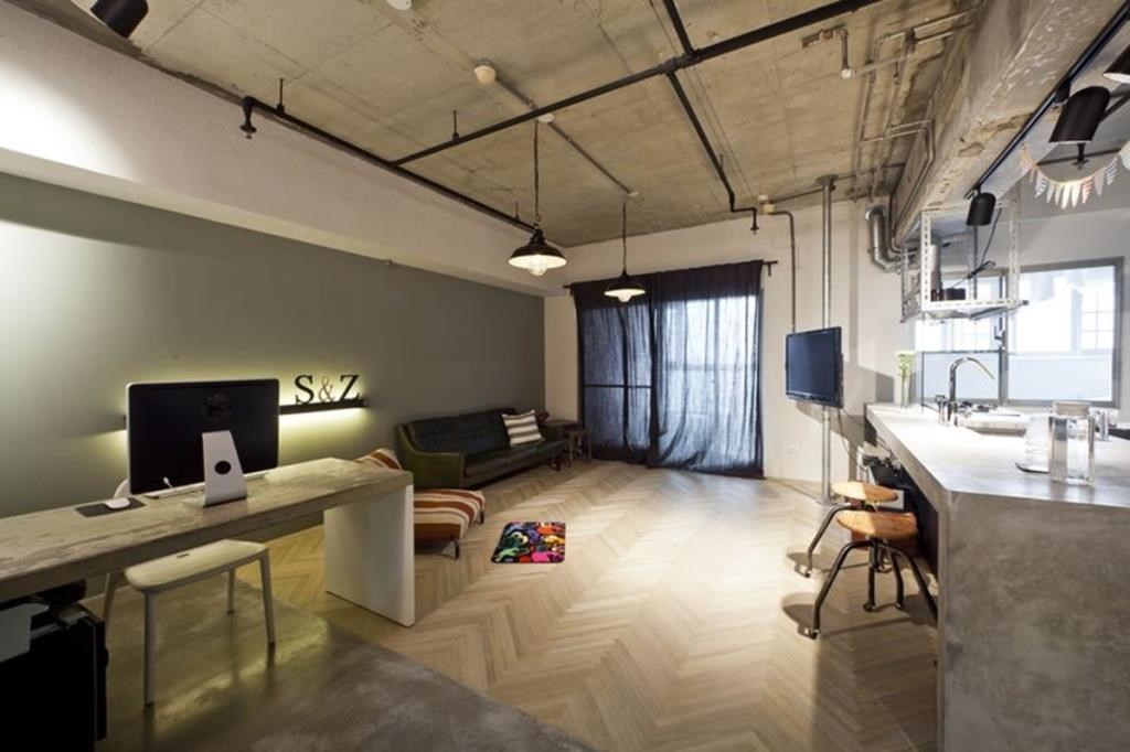 木質地板中和水泥冷硬/整個空間全部呈現裸露的水泥質地之下,地面以大面積的人字拼地板鋪陳,提升空間暖度,同時與水泥粉光交界,也暗示了走道的過渡。圖片提供_裏心設計 木質地板中和水泥冷硬/整個空間全部呈現裸露的水泥質地之下,地面以大面積的人字拼地板鋪陳,提升空間暖度,同時與水泥粉光交界,也暗示了走道的過渡。圖片提供_裏心設計