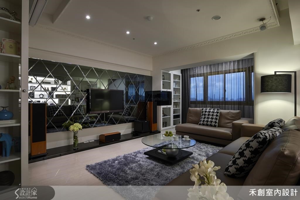 菱形黑鏡做出華麗的電視牆,寬敞的客廳顯得相當大器。 菱形黑鏡做出華麗的電視牆,寬敞的客廳顯得相當大器。