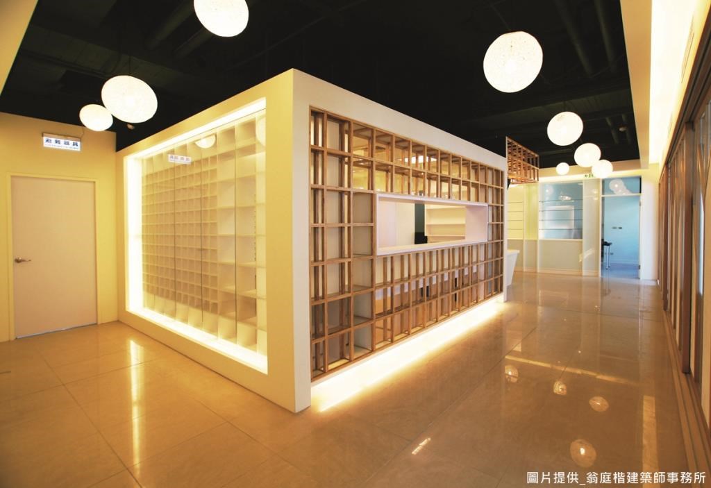 從Ｌ型櫃台與配藥區，加上半開放式的領藥區，到一旁整面透明的藥材收納櫃，原木色系搭配溫暖的黃光的設計，讓人感受到一股溫暖與安定。