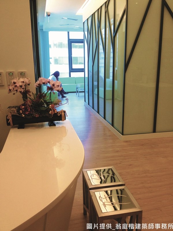 設計時，刻意將櫃台的高度降低，讓就診者第一時間就能與護理人員有良好的互動。
