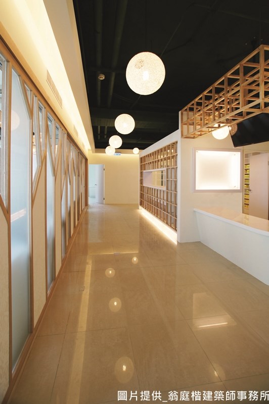 「療癒」這個概念源自於日本的時下流行文化，「癒す」