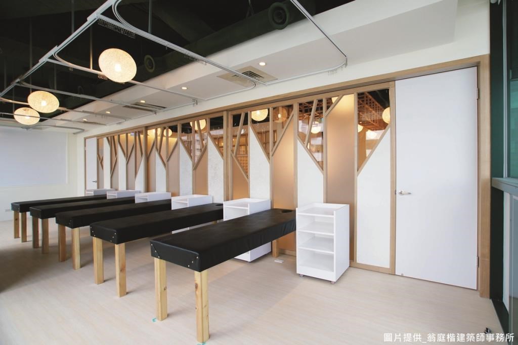 設計師將採光最好的地方留給了針灸室，讓就診者能直接面對戶外景色與光線，並結合拉簾設計以保有隱私。