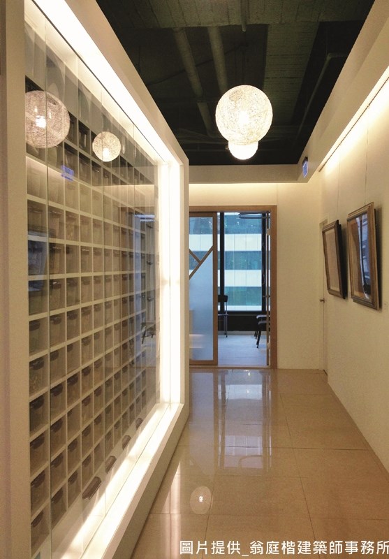 「療癒」這個概念源自於日本的時下流行文化，「癒す」