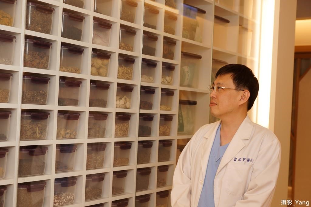 透明櫃體的設計，讓就診者可以清楚看見中藥材的形狀與顏色，給予病人安心與安全感。