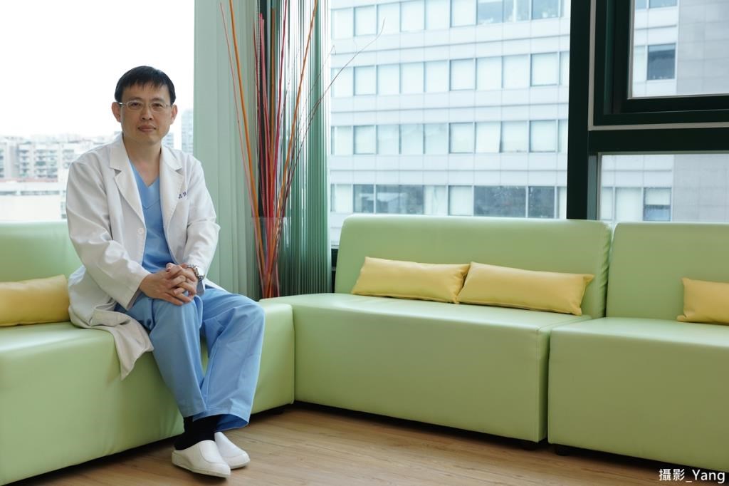 候診區以大片落地窗讓自然光進入空間中，再配以綠色的沙發達到視覺的放鬆。