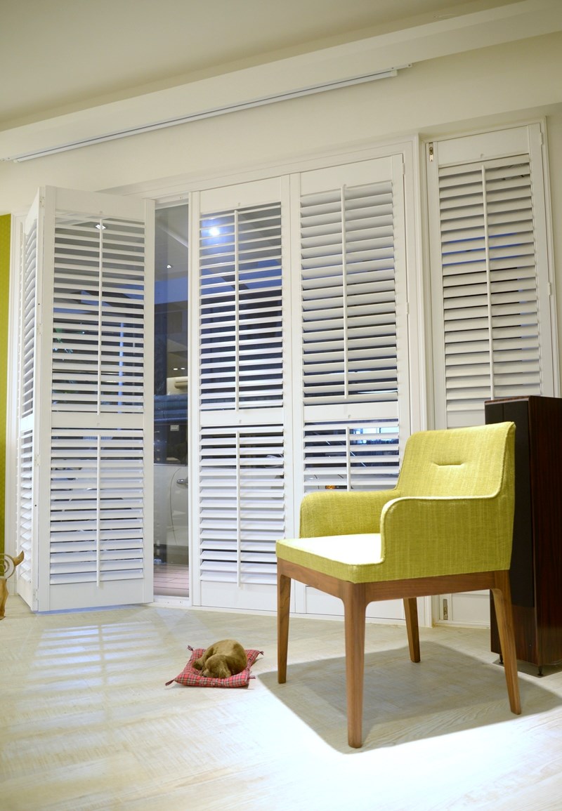 落地窗與折窗型式搭配，典雅室內氣氛。