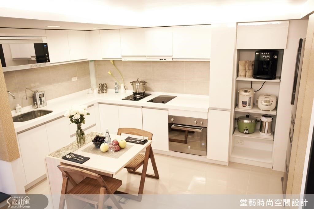 廚房餐廳整合在一個區域,選用可延展的餐桌,讓屋主在親友來訪時可有共同用餐的空間。 廚房餐廳整合在一個區域,選用可延展的餐桌,讓屋主在親友來訪時可有共同用餐的空間。