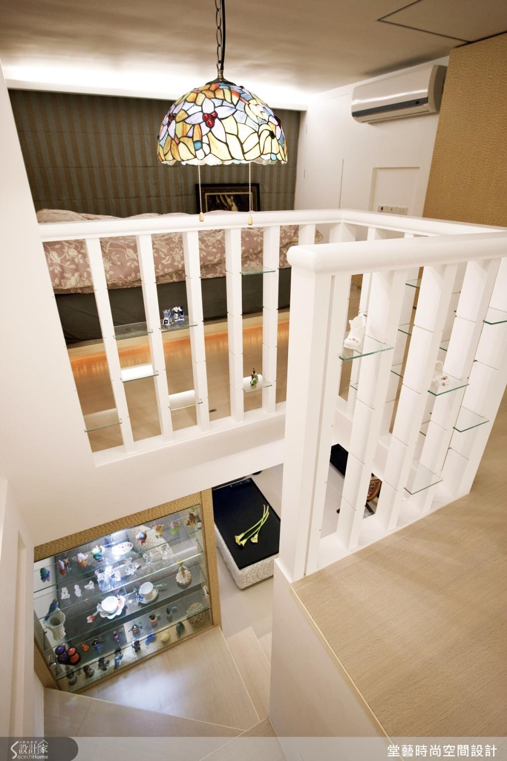 二樓的欄杆設計結合了玻璃層板,讓屋主可以擺放收藏的公仔,不僅充分利用空間,展示機能的設計,也讓原本看似過度性質的空間有了視覺焦點,創造更為個性化的效果。 二樓的欄杆設計結合了玻璃層板,讓屋主可以擺放收藏的公仔,不僅充分利用空間,展示機能的設計,也讓原本看似過度性質的空間有了視覺焦點,創造更為個性化的效果。