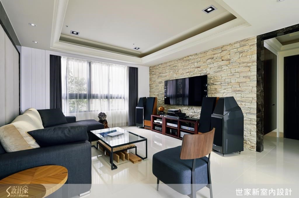 設計師在屋主相當重視的客廳主牆上,整面鋪置飯店常見的文化石磚牆,表面紋路起伏多變,搭配高級視聽設備,享受視聽娛樂,讓客廳舒適有質感。 設計師在屋主相當重視的客廳主牆上,整面鋪置飯店常見的文化石磚牆,表面紋路起伏多變,搭配高級視聽設備,享受視聽娛樂,讓客廳舒適有質感。