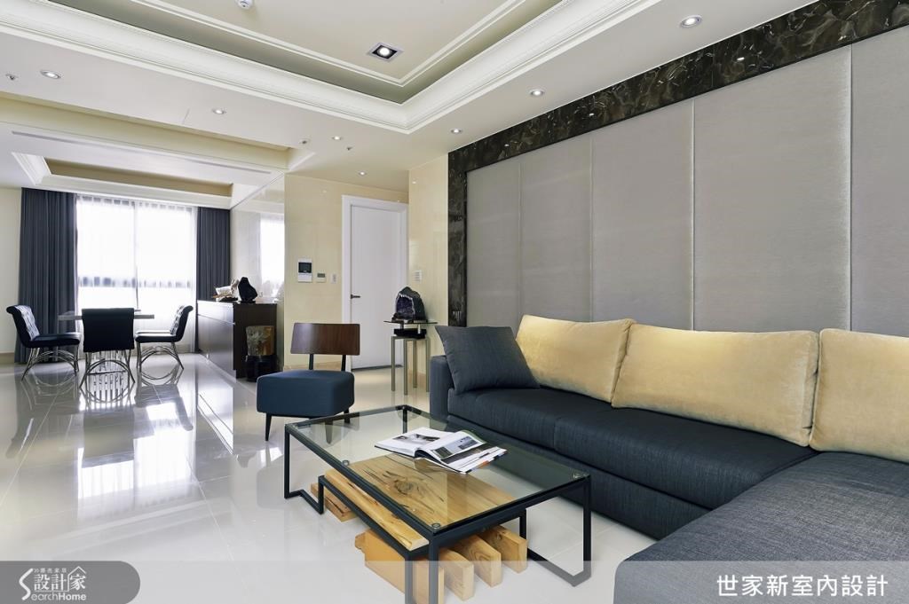 沙發背牆使用金色的新古典線板設計,搭配黑色沙發、拋光石英磚、實木茶几,營造低調奢華感。 沙發背牆使用金色的新古典線板設計,搭配黑色沙發、拋光石英磚、實木茶几,營造低調奢華感。