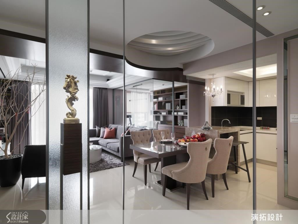 金屬鐵件做出鏤空玄關，讓視感不壓迫且能區分領域，展現空間通透感，並有別一般住家的方形玄關，以圓形設計展現特色。