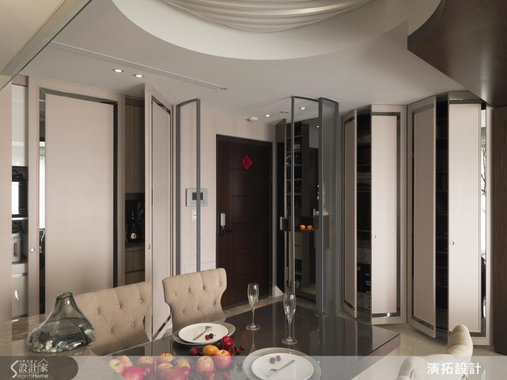 設計師事先對屋主生活習慣做調查，為了滿足男、女主人置放多雙愛鞋的需求，進門處配置量身訂做的隱藏式鞋櫃，擴充收納機能。