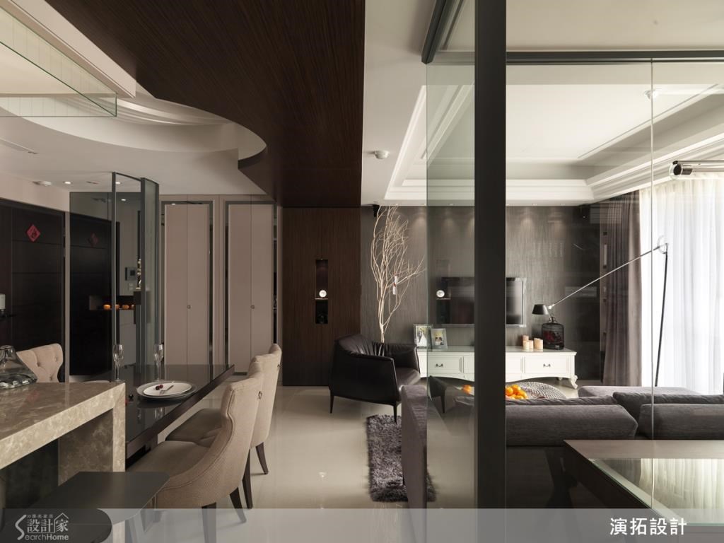 用ㄇ字型廊道串聯空間，並以木皮質感營造出飯店般的精緻質感，並在廊道底端透過燈光營造端景，讓空間更延伸。