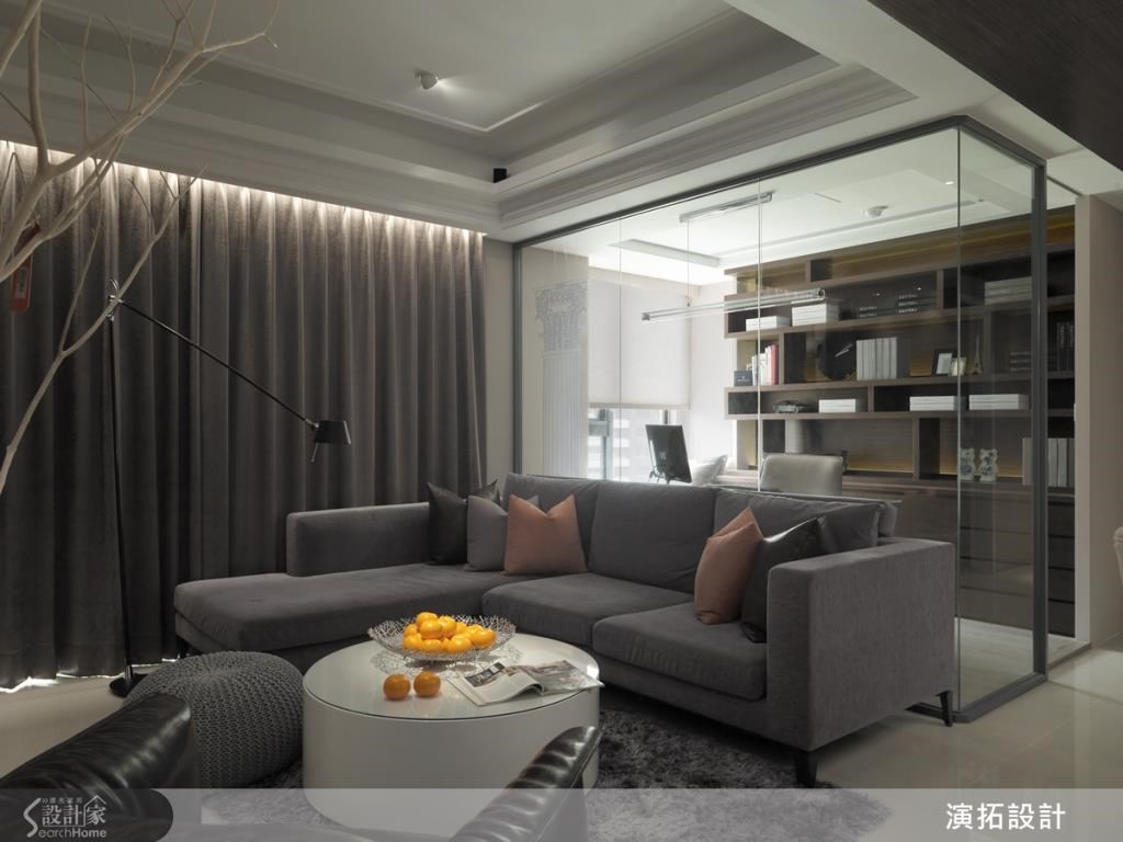 客廳以落地窗引進良好採光，透過窗簾調節明暗光線。